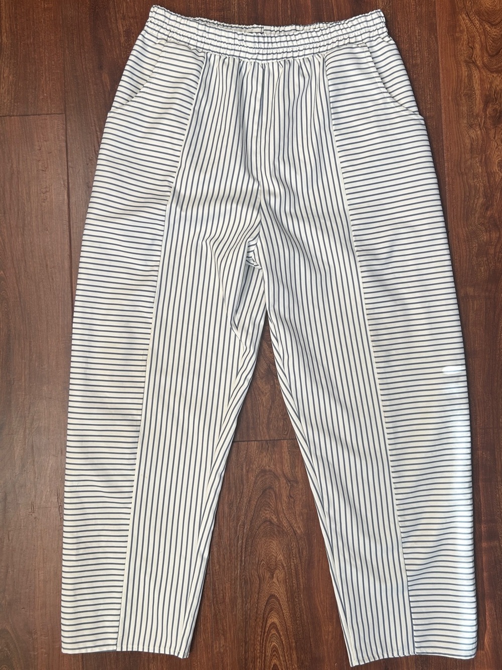 NWOT Cropped White and Blue Pinstriped Trousers with Tailored Silhouette